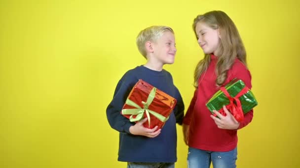 Crianças Encantadoras Dão Presentes Outro Alegram Crianças Abraçar Divertir Estúdio — Vídeo de Stock