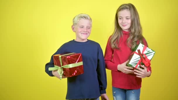 Schöne Kinder Beschenken Sich Gegenseitig Und Freuen Sich Kinder Umarmen — Stockvideo