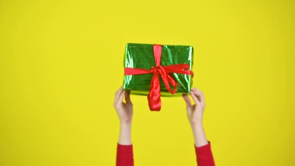 Ręce Dzieci Podnieść Trzymać Prezent Duże Pudełko Zapakowane Zielony Papier — Wideo stockowe