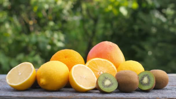 Conjunto Frutas Maduras Variadas Una Mesa Madera Deliciosas Frutas Saludables — Vídeo de stock