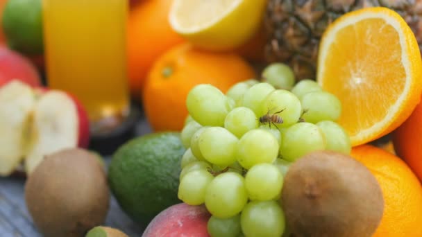 Frutas Maduras Frescas Copo Sumo Fresco Perto Pela Rasteja Sobre — Vídeo de Stock