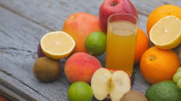 Großaufnahme Steht Ein Glas Frischer Saft Zwischen Vielen Früchten Auf — Stockvideo