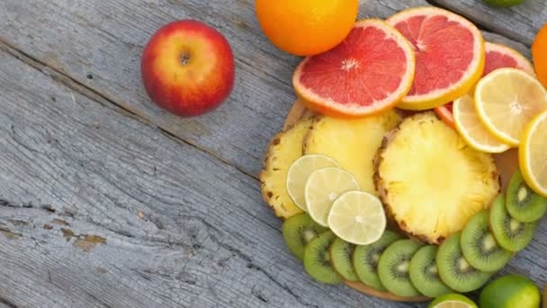 Vista Cerca Desde Parte Superior Una Variedad Frutas Cortadas Rodajas — Vídeos de Stock