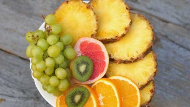 Primo Piano Una Varietà Frutta Tagliata Fette Ruota Piatto Uno — Video Stock