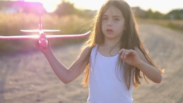 Retrato Uma Menina Bonita Livre Brincando Com Avião Modelo Divertir — Vídeo de Stock