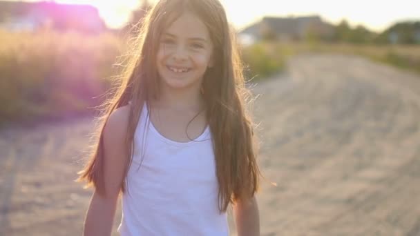 Portret Van Een Schattig Klein Meisje Buiten Bij Zonsondergang Haar — Stockvideo