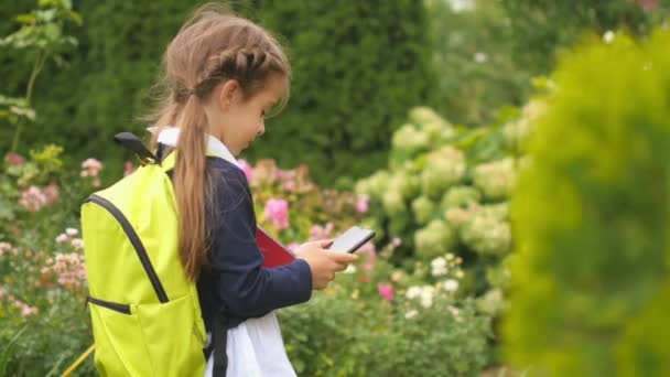 Okuldan Sonra Parkta Elinde Bir Kitapla Sırt Çantalı Bir Kız — Stok video
