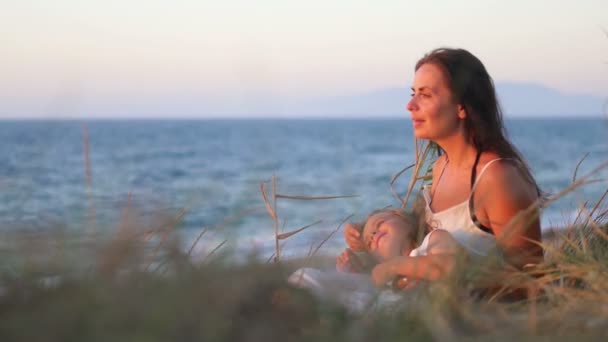 Mãe Filha Estão Descansando Praia Pôr Sol Sentados Grama Conversando — Vídeo de Stock