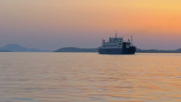 Ferry Cargo Naviguant Dans Baie Coucher Soleil Concept Voyage — Video