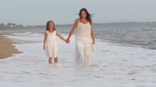 Mom Walks Her Daughter Beach Sunset Walk Edge Sea Splash — 비디오