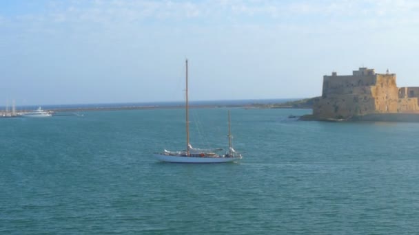 Yacht Entre Dans Port Sur Riviera Méditerranéenne — Video