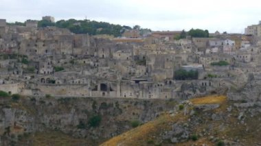 Matera 'nın ortasındaki panorama. İtalya 'nın tarihi şehirleri. Avrupa eğlenceleri. 4k