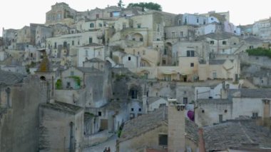Ortaçağ şehri Matera 'nın tarihi binalarının manzarası. İtalya 'nın tarihi şehirleri. Avrupa eğlenceleri. 4k