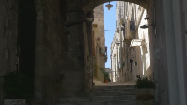 Küçük Bir Talyan Şehrindeki Bir Caddenin Manzarası Ortaçağ Mimarisi Sıcak — Stok video