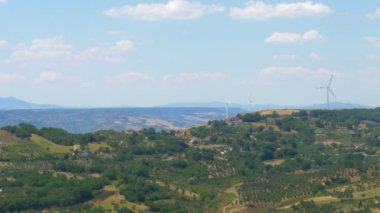 Çalışan yel değirmenleriyle Toskana Vadisi 'nin panoraması. seyahat kavramı