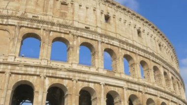 Roma 'daki antik kolezyumun panoraması. İtalya 'nın en büyük turistik merkezi. Avrupa tarihi. 4k