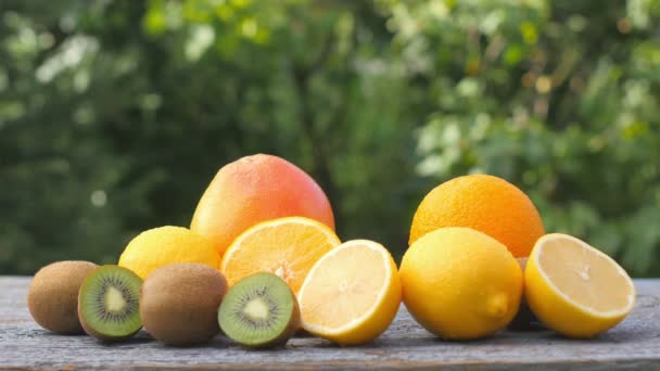 男性の手は熟した果実の横に新鮮なジュースのガラスを置きます フルーツセット 健康食品の概念 朝食だ4K Uhd — ストック動画