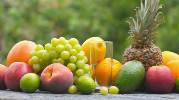 Succo Frutta Giallo Primo Piano Versato Bicchiere Vari Tipi Frutta — Video Stock