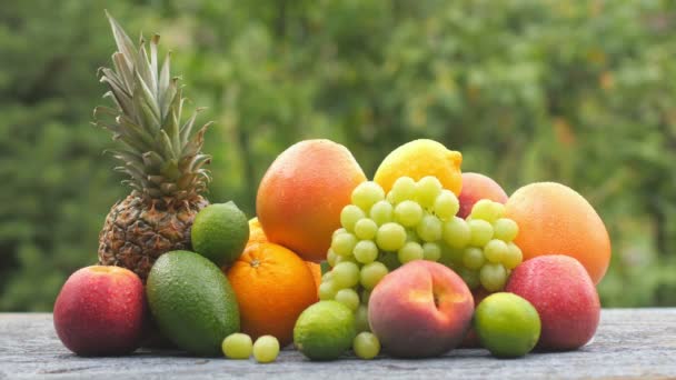 男性の手は熟した果実の横に新鮮なジュースのガラスを置きます フルーツセット 健康食品の概念 朝食だ4K Uhd — ストック動画