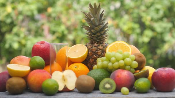 Primer Plano Jugo Fruta Amarilla Vierte Vaso Varios Tipos Frutas — Vídeo de stock