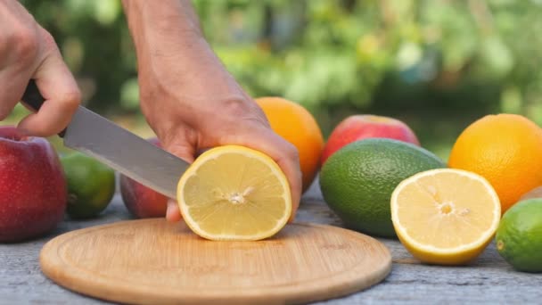 Citron Mûr Est Affiné Sur Une Planche Découper Fruits Frais — Video