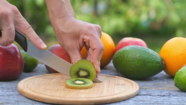 Quivi Maduro Uma Tábua Corte Frutas Frescas Mesa Quivi Suculento — Vídeo de Stock