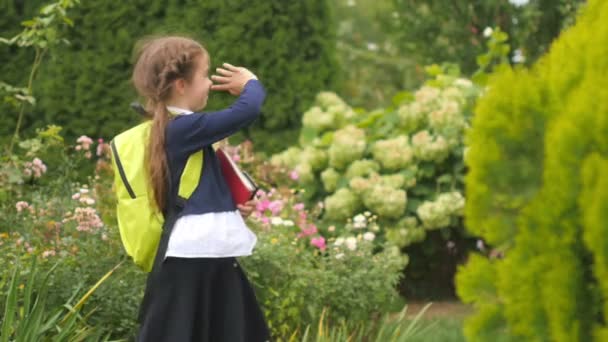 Schoolmeisje Met Een Rugzak Een Boek Communiceert Sociale Netwerken Kinderen — Stockvideo