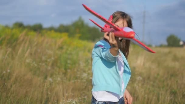 スローモーションの幸せな女の子は 公園でモデル飛行機を果たしている 幼い頃の夢子供ゲームのコンセプト — ストック動画