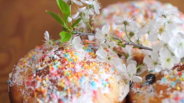 Wielkanoc Tradycyjne Jedzenie Wakacyjne Kwitnącą Gałązką Jabłoni Drewnianym Stole — Wideo stockowe