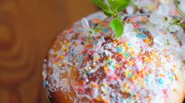 Paskalya tatili. Ahşap masada çiçek açan elma dalı olan geleneksel bayram yemekleri..