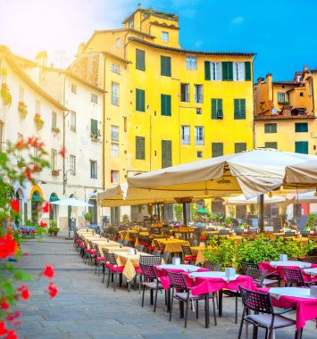 Eski Avrupa şehrinin meydanında rahat bir sokak kafesi.