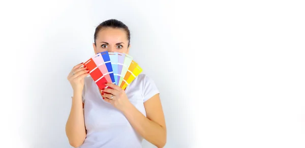 Die Designerin Steht Mit Einer Farbpalette Und Wählt Eine Farbe — Stockfoto