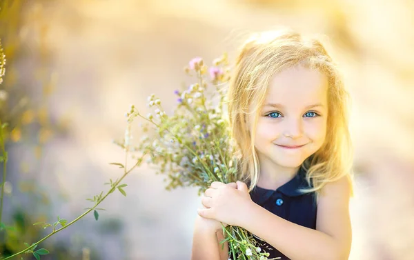 Menina Bonito Com Buquê Flores Silvestres Parque Pôr Sol Crianças — Fotografia de Stock