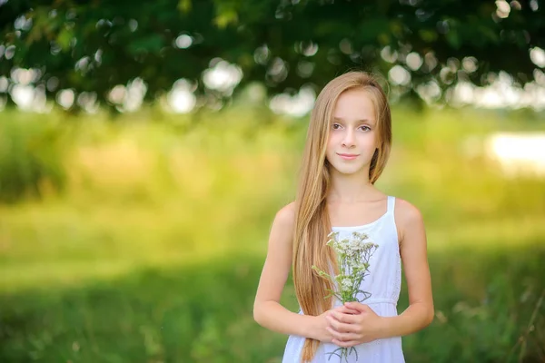 Портрет Милой Девушки Красивом Парке Дети Отдыхают Гуляют Открытом Воздухе — стоковое фото