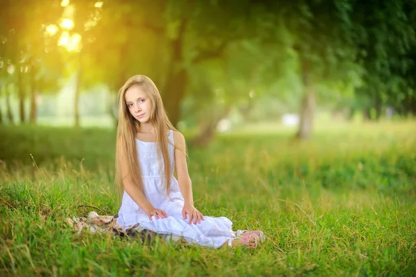 Portret Van Een Leuk Meisje Een Prachtig Park Bij Zonsondergang — Stockfoto
