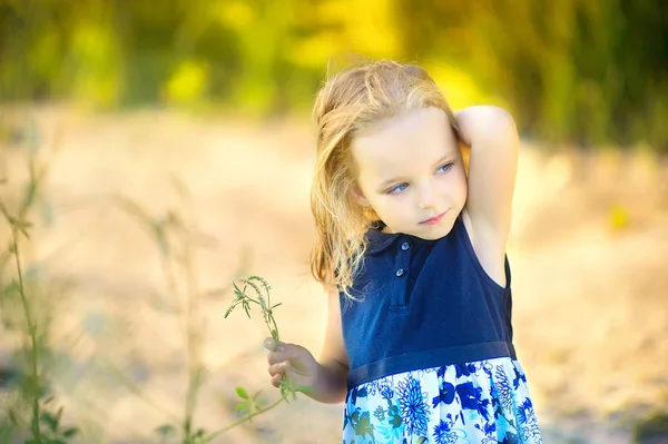 Słodka Dziewczynka Spaceruje Parku Zachodzie Słońca Dzieci Bawią Się Bawią — Zdjęcie stockowe