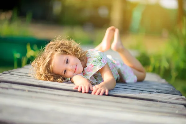 Schattig Meisje Ligt Rust Een Houten Pier Rivier Kinderen Houden — Stockfoto