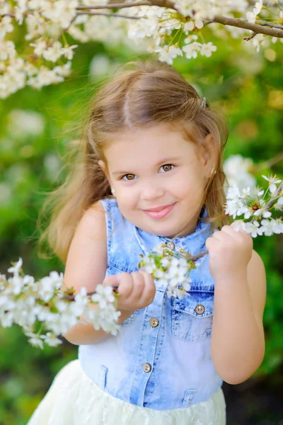 Menina Bonito Vestido Parque Primavera Perto Uma Árvore Floração Crianças — Fotografia de Stock