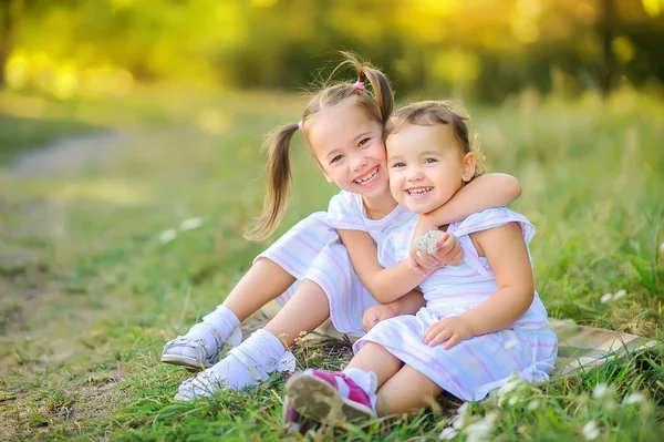 Niños Lindos Están Caminando Parque Atardecer Las Niñas Abrazan Mientras — Foto de Stock