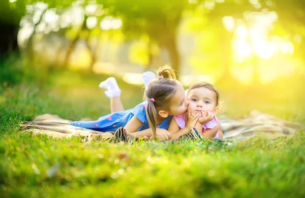 Bambini Carini Giocano Nel Parco Tramonto Ragazze Sono Sdraiate Sull — Foto Stock