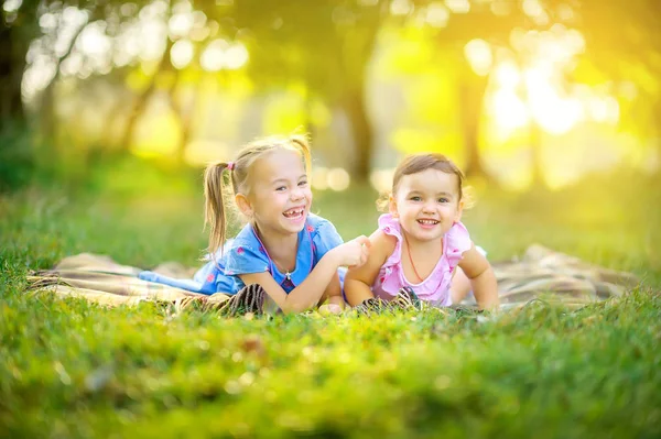 Милые Дети Играют Парке Закате Девочки Лежат Траве Играют Веселятся — стоковое фото
