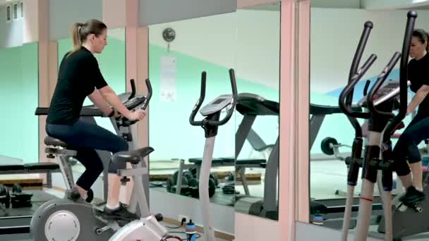 Spor Salonunda Egzersiz Bisikleti Süren Genç Bir Sporcu Kız Sağlık — Stok video