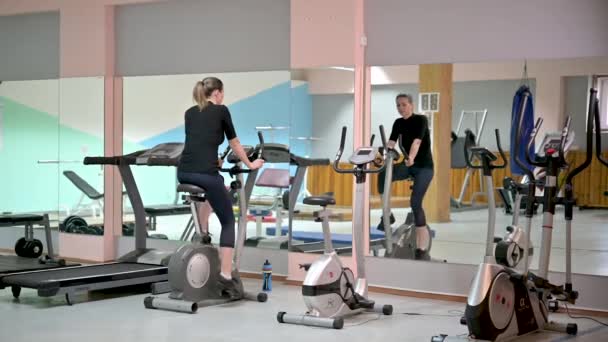 Spor Salonunda Egzersiz Bisikleti Süren Genç Bir Sporcu Kız Sağlık — Stok video