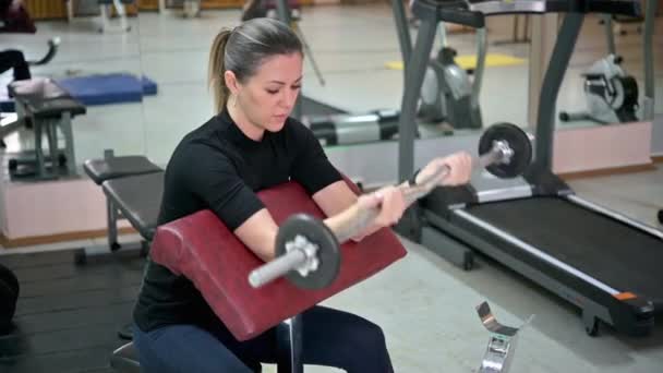 Jonge Vrouwelijke Atleet Doen Arm Oefening Met Gewicht Training Sportschool — Stockvideo