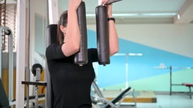 Genç kız sporcu spor salonunda antrenman yapıyor. Sağlık Hizmetleri Spor Konsepti.