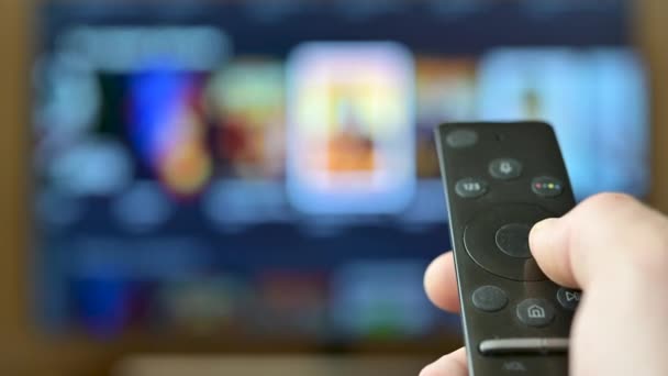 Mira Tele Primer Plano Masculino Conmuta Canales Televisión Fondo Pantalla — Vídeos de Stock