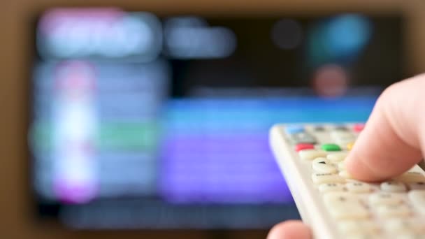 Sleduj Televizi Úzká Mužská Ruka Přepíná Televizní Kanály Pozadí Televizní — Stock video