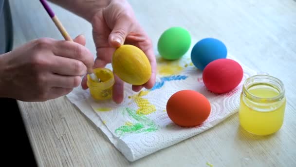 부활절 소녀는 부활절 달걀을 붓으로 그림을 그립니다 부활절 — 비디오