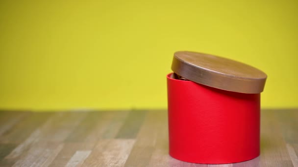 Lustiges Braunes Häschen Lugt Aus Einer Roten Geschenkbox Auf Gelbem — Stockvideo