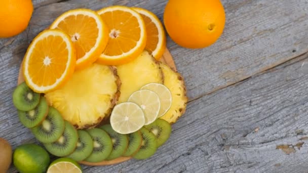 Vista Perto Topo Uma Variedade Frutas Cortadas Fatias Jazem Prato — Vídeo de Stock